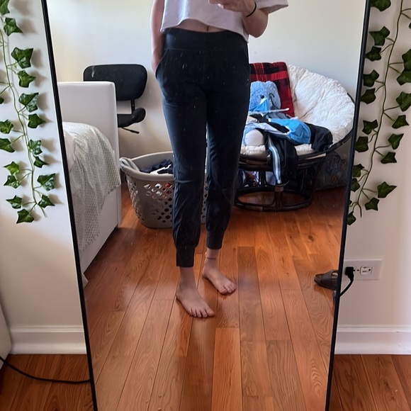 full length size 4 lululemon align joggers! - Picture 4 of 4